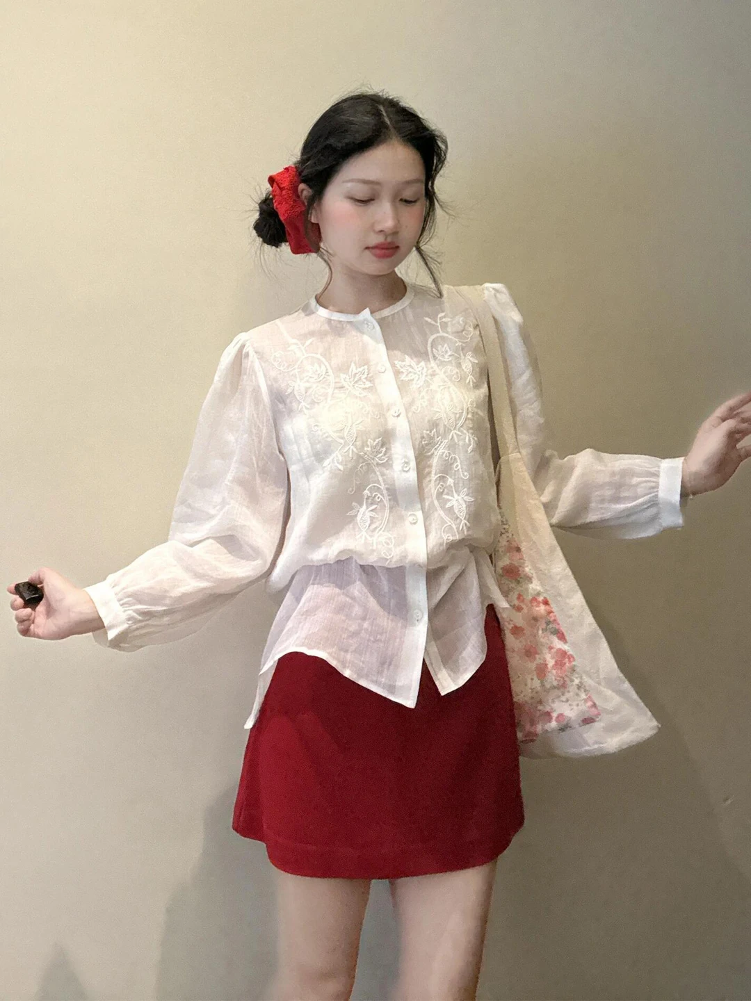 

Женская летняя новинка: универсальный комплект с рубашкой с длинным рукавом и круглым вырезом, с богатой вышивкой, и молодежной красной юбкой. Модный повседневный стиль.