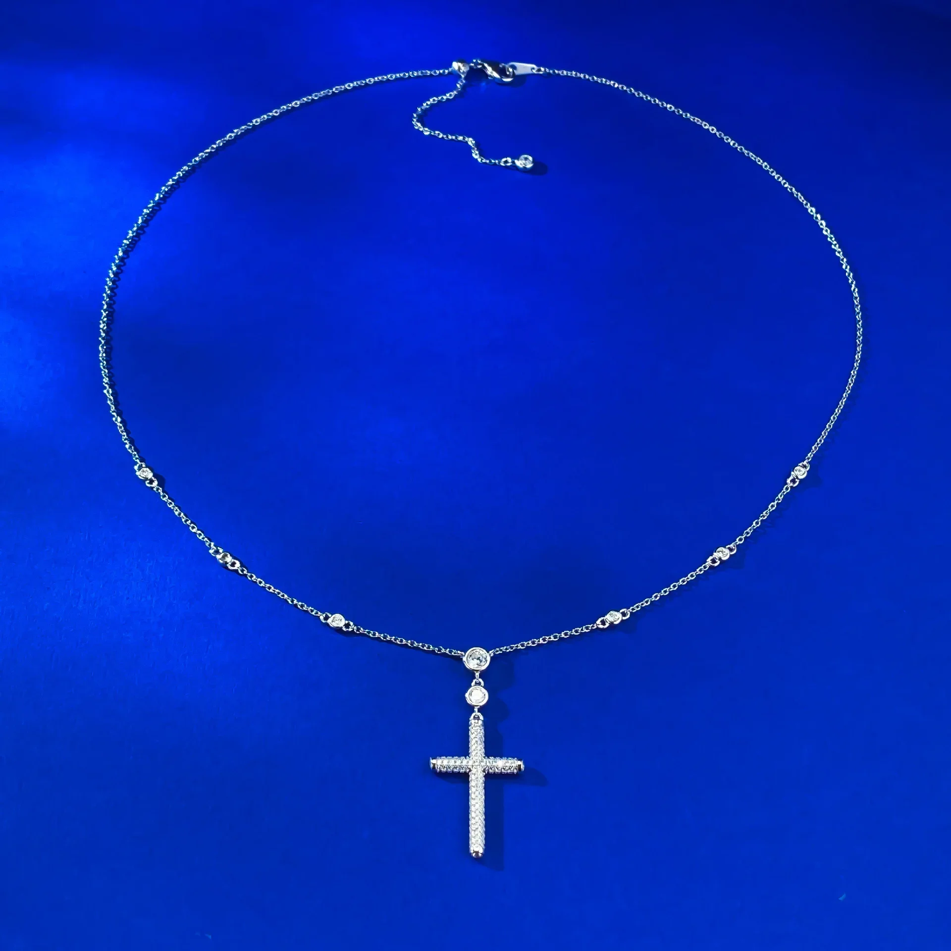 

Кулон-крест из серебра 925 пробы с инкрустацией, модное и универсальное эластичное ожерелье для пригородных поездок, свадебные украшения