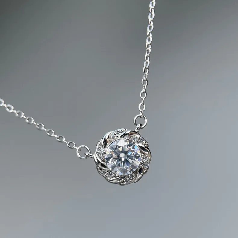 قلادة S925 مطلية بالروديوم 0.8 قيراط دائرية على شكل حرف D على شكل قلوب وسهام مويسانيتي للنساء - هدية أنيقة معتمدة من GRA.