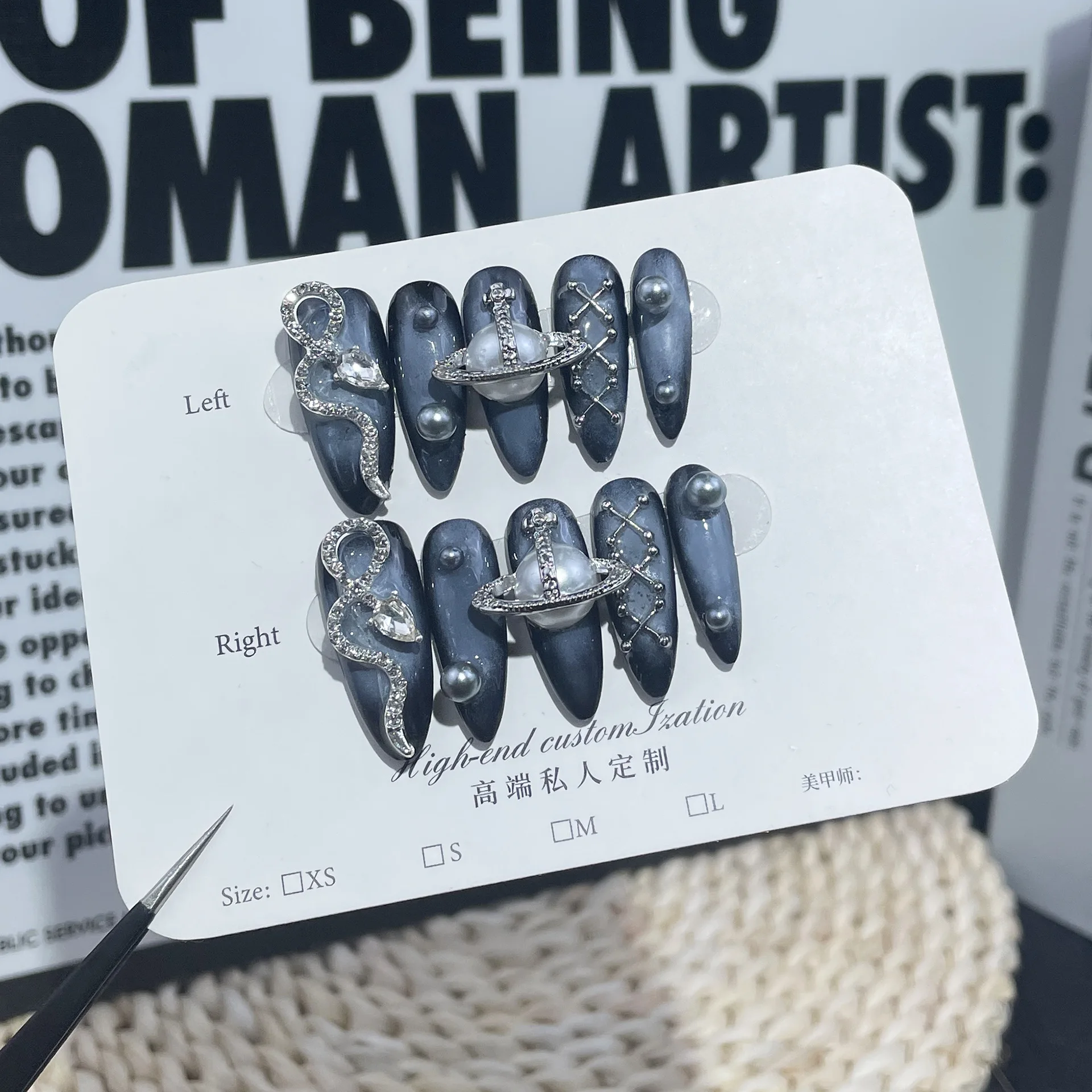 ミステリアスな宇宙柄ネイルチップ ダークブルー ダイヤモンド付き スネークプラネットデザイン イベント用 3Dスネークプラネット星座デコレーション付き