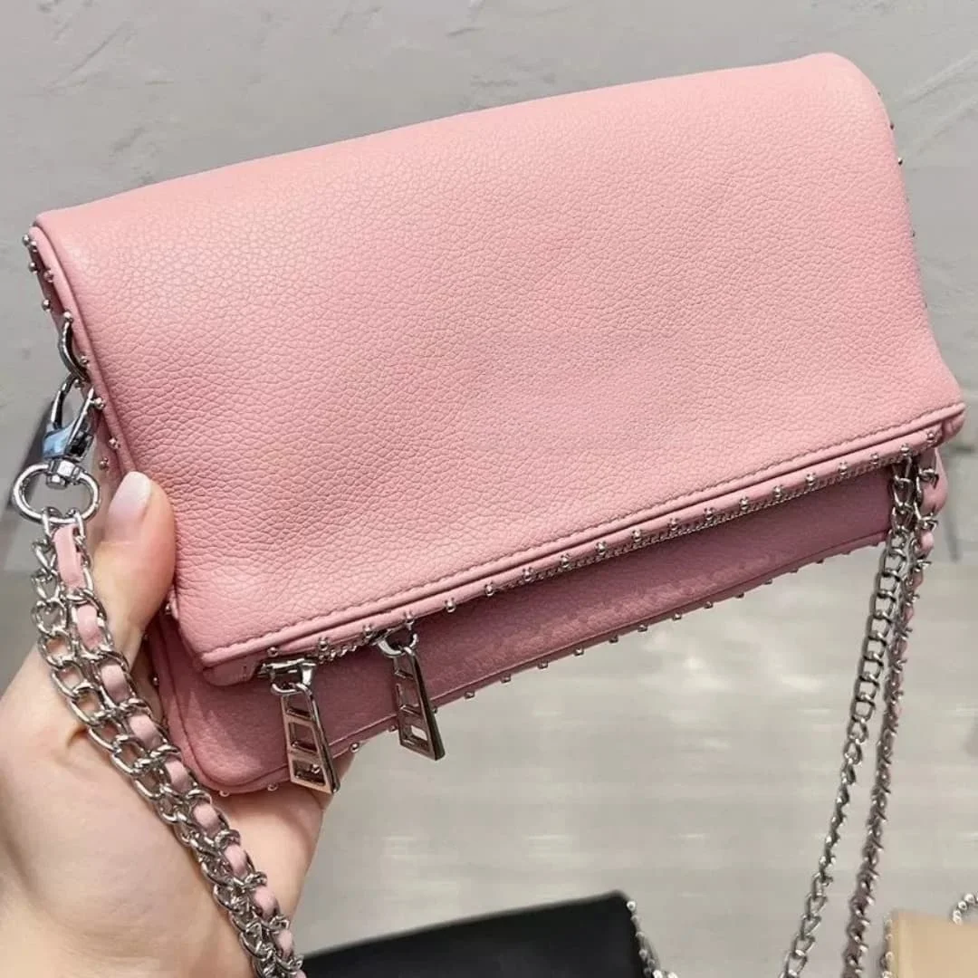 Nuova borsa a spalla in pelle con patta, logo ad ali in rilievo, tracolla a catena in metallo, elegante pochette a patta, borsa a tracolla per feste e appuntamenti