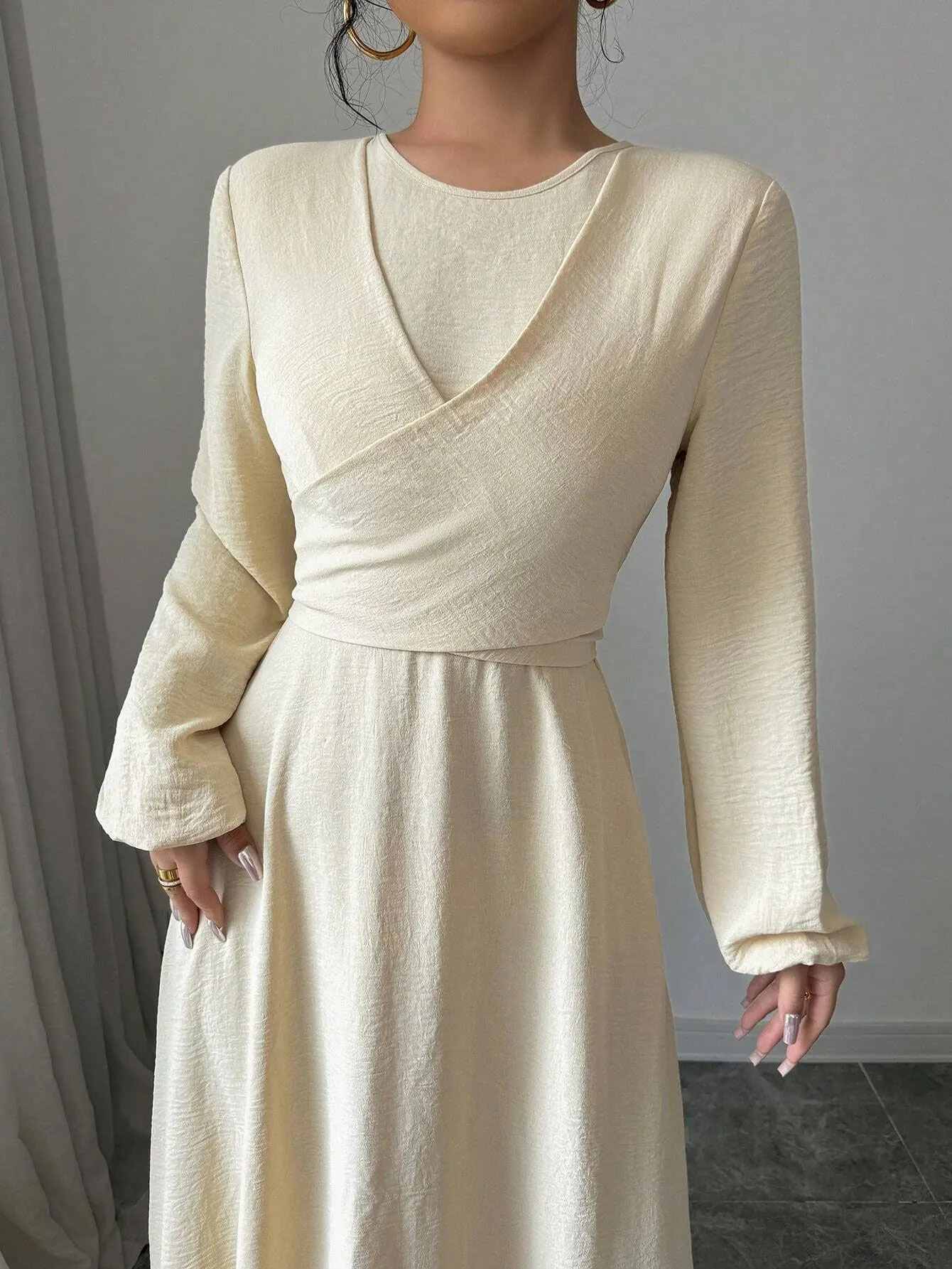 Abaja muzułmańska w kolorze kremowym z dekoltem krzyżowym i wiązaniem w talii Idealna na półformalne wydarzenia na Bliskim Wschodzie i spotkania rodzinne