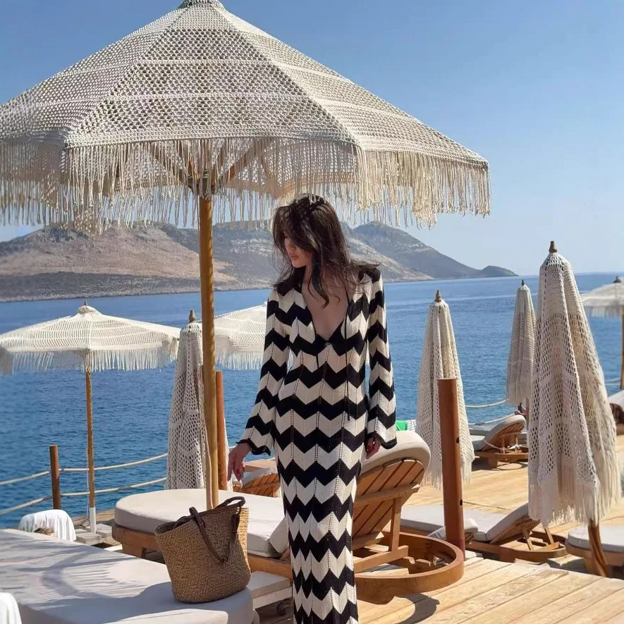 

New women's dress with a light and mature style, featuring a V-neck wavy knitted dress with long sleeves