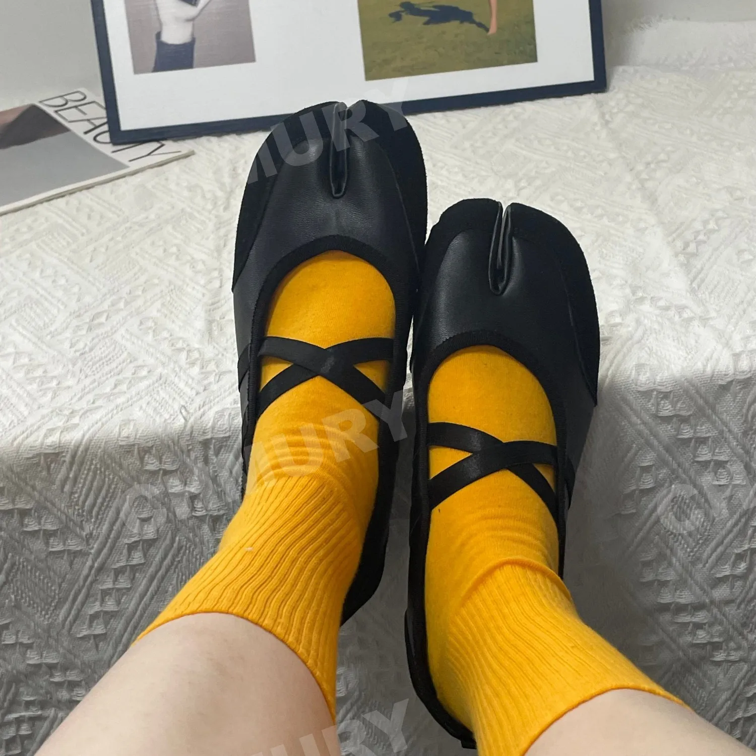 

CHMURY Tabi кроссовки на плоской подошве балетки Мэри Джейн для женщин красные, желтые, серебристые туфли на плоской подошве с разделенным носком, лето 2025