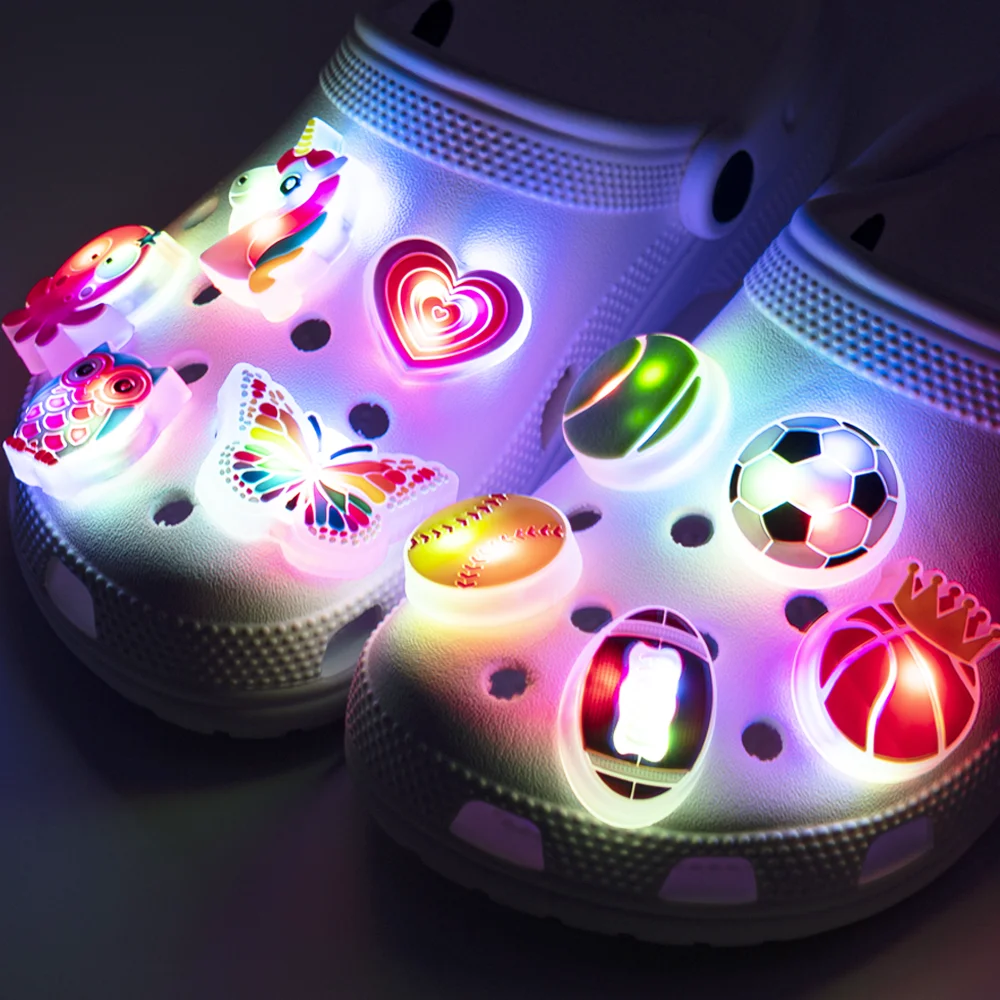1PCS LED Fußball Schuhe Charms, Rugby Basketball Zubehör Pins Für Schuhe, Tier Herz Mauerwerk Sandalen Clogs Schnalle Dekoration