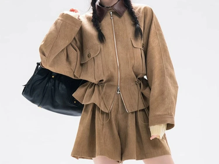 Set aus Frühling und Sommer mit Fledermausärmeln, Taillen-Silhouette, Kordelzug an der Taille, Jacke und kurzem Rock und Hose