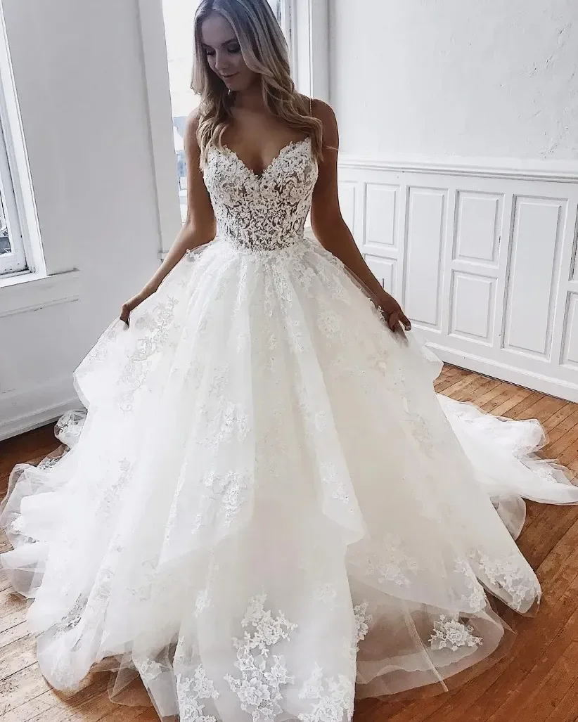 Robes de mariée dos nu en dentelle A Line, robes de mariée Boho, col en V, perles, patients de plage, quelque soit le train de balayage, appliques en tulle, éducatif