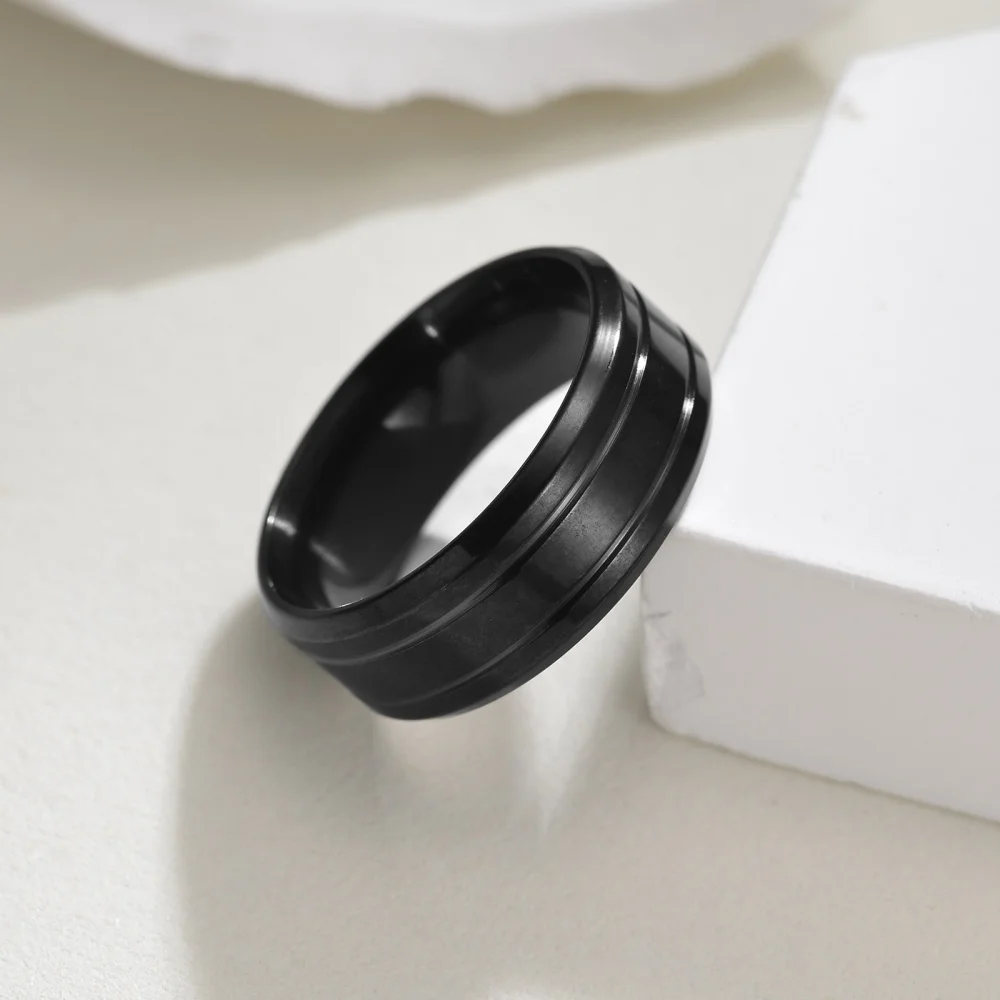 Breiter, flacher Rand, Edelstahlring, doppelter Rillen-Linearband für Herren, moderner, minimalistischer, polierter Schmuck, Ring in Goldfarbe. – Detail 4