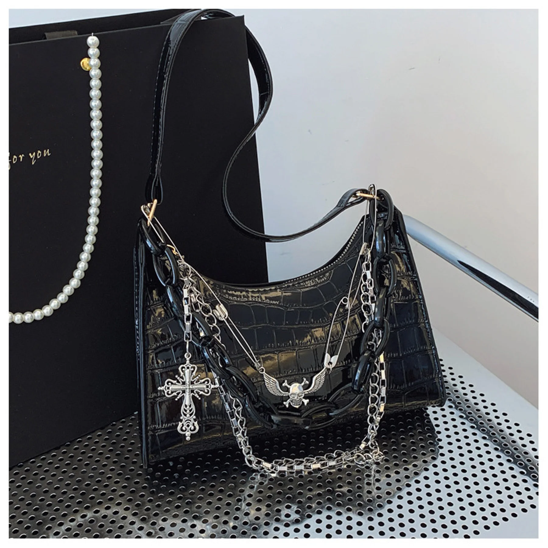 

Y2K Punk Style Crocodile Pattern Underarm Bag With Chains Subculture Dark Crossbody Bag For Women One Shoulder Hot Girl Handbag