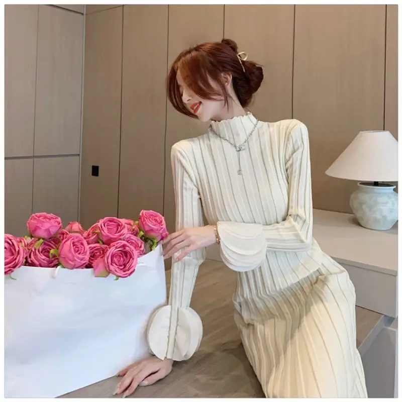 شتاء 2025 فستان بأكمام طويلة بلون وهمية الياقة المدورة البتلة كم التخسيس الخصر مزاجه بسيط نمط جديد وصول