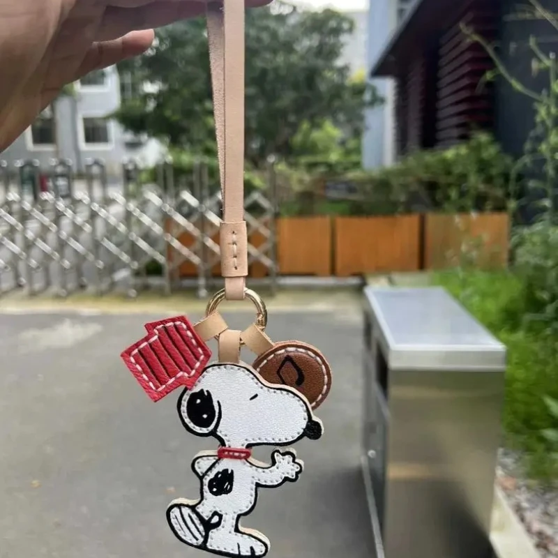 

Милая кукла Снупи из мультфильма, кожаный брелок ручной работы, креативный кавайный брелок для мальчиков и девочек, украшение для студенческого рюкзака, подарок