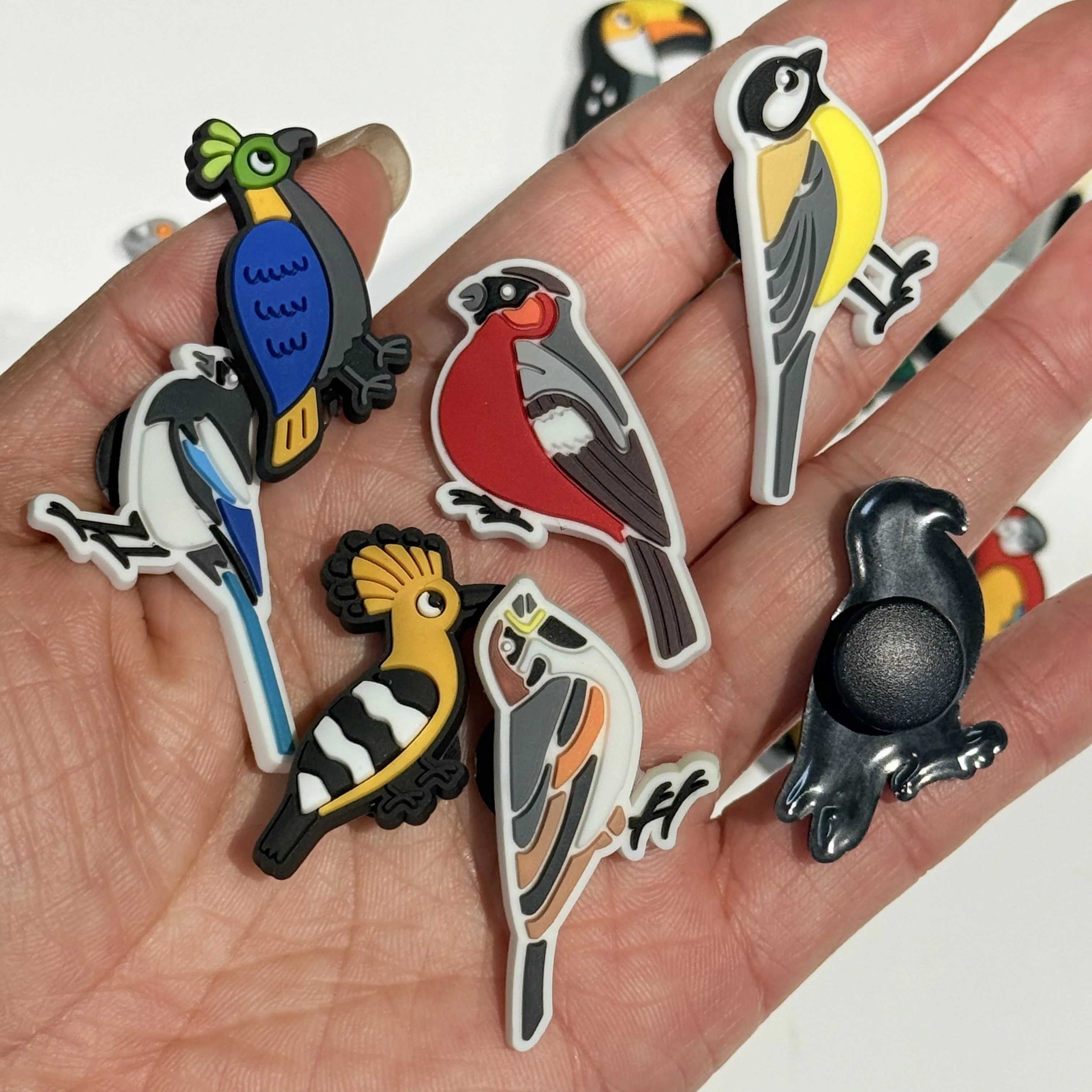 19 Stück Vogel-, Papageien-, Pfauen- und Eulen-PVC-Sandalen, Gartenschuh-Charms, Dekoration für Clogs, Pins, Slipper-Schnallen, Zubehör, Weihnachtsgeschenk – Detail 1
