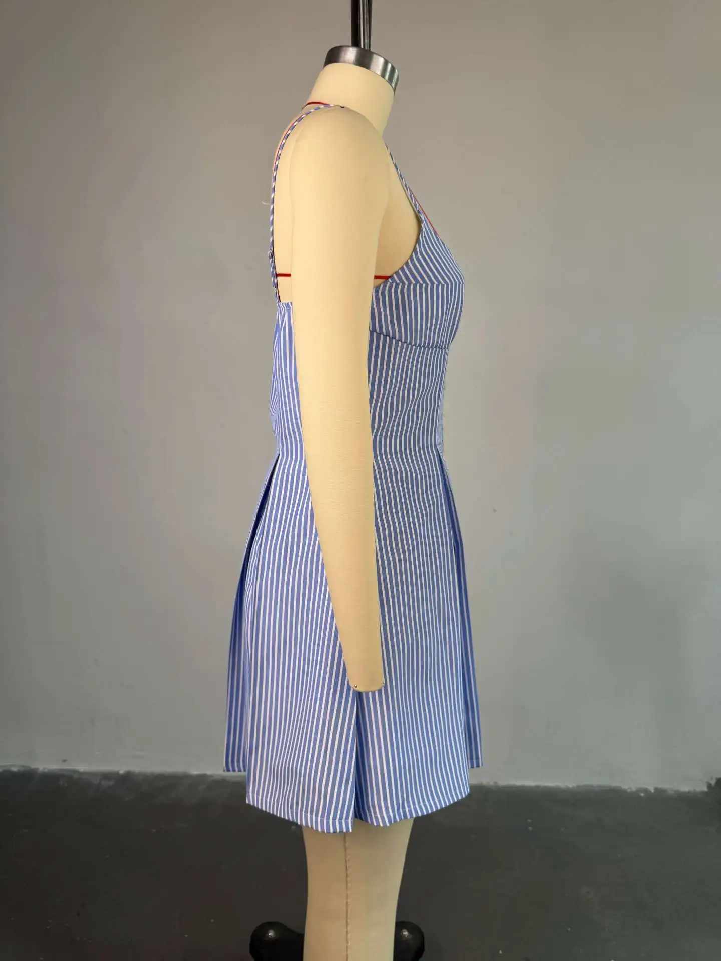 Letnia sukienka na ramiączkach damska bez rękawów na cienkich ramiączkach, dopasowana mini sukienka modna niebieska w paski, asymetryczna sukienka na ramiączkach w kształcie litery A.