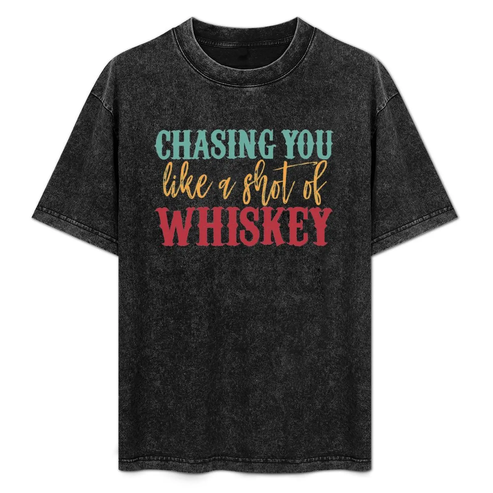 Camiseta con estampado de 'chasing you like a shot of whiskey', regalo para fanáticos, para hombres y mujeres, regalo para el día de Halloween, regalo para el día de Acción de Gracias, regalo para el día de Navidad