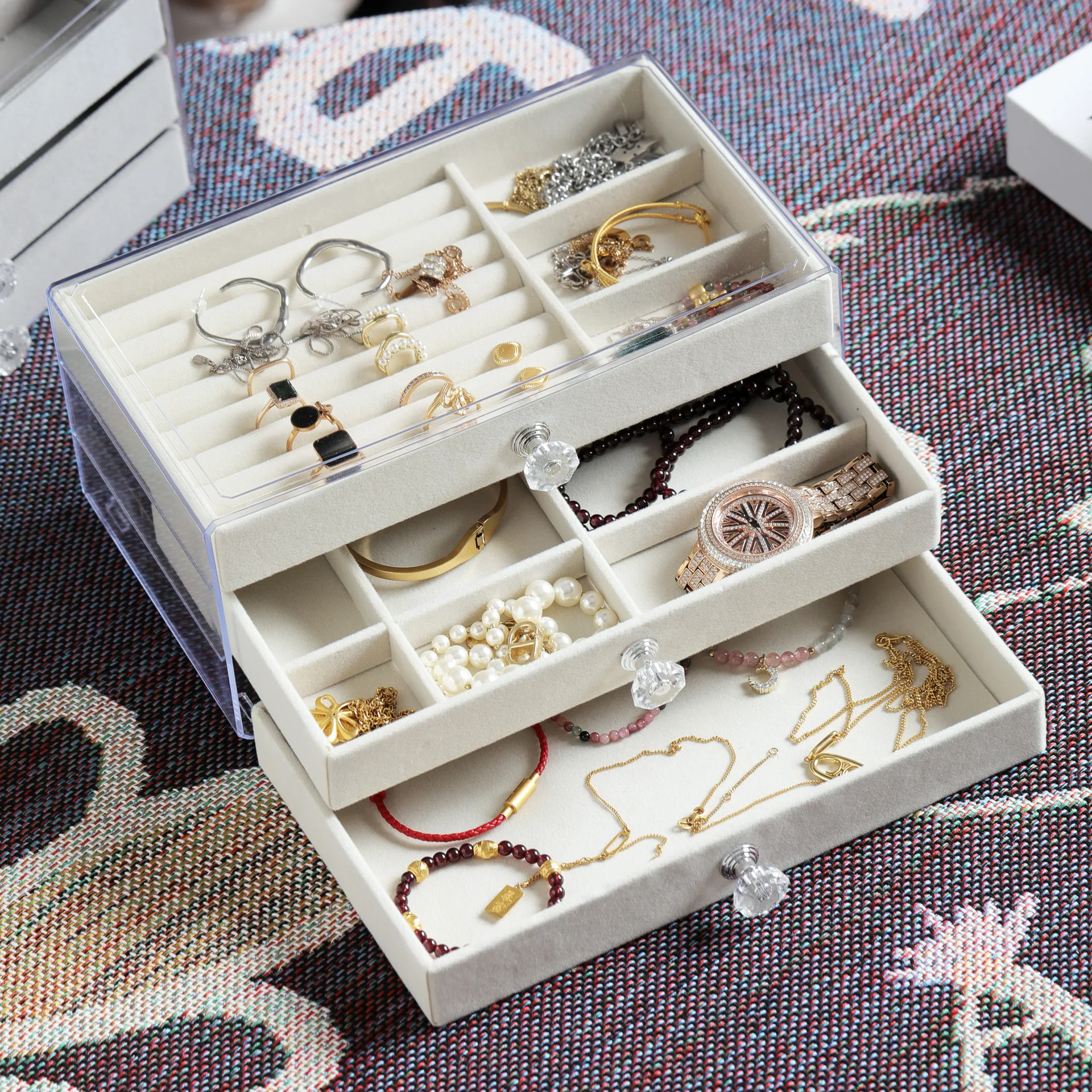 

Усовершенствованный трехслойный пыленепроницаемый ящик для хранения ювелирных изделий разных цветов, используемый для элегантного ящика для хранения ювелирных изделий.