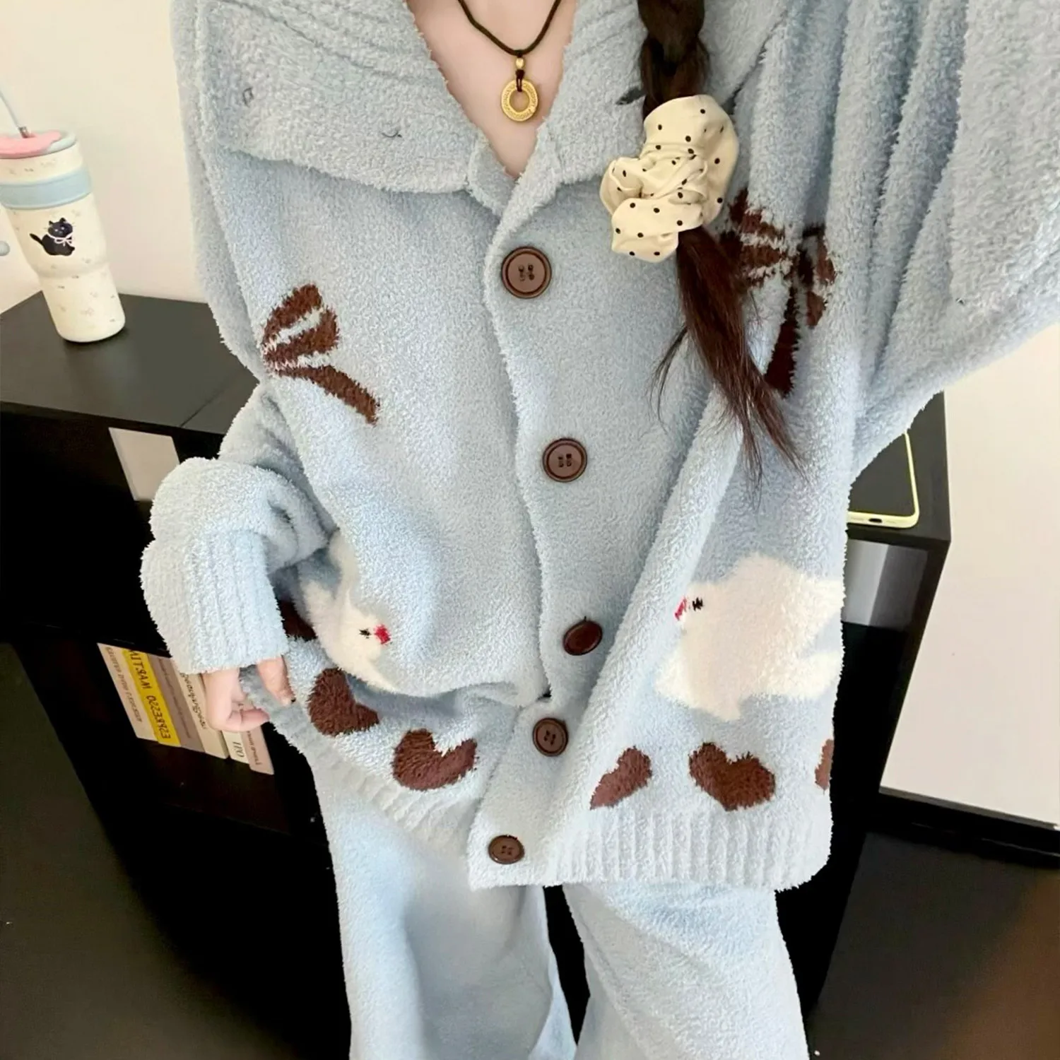 ライトブルーの甘い漫画風鳩柄ハーフベルベットレディーススーツ冬用ゆったりニットカーディガン+ズボン2点セットルームウェアパジャマ