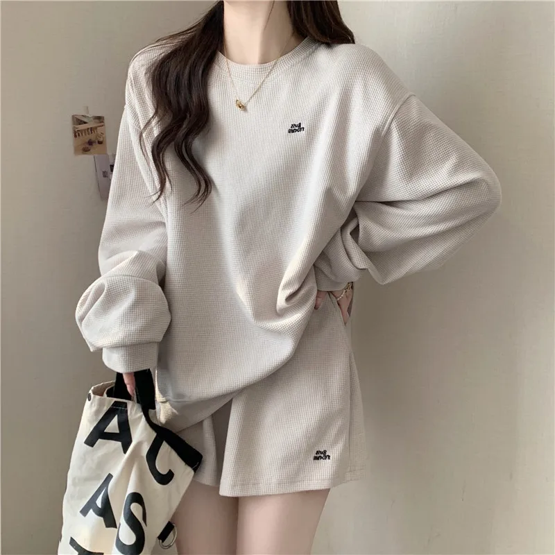 

Casual Sports Suit for Women Spring and Autumn Loose Long-sleeved Sweatshirt Wide-leg Shorts Two-piece Set