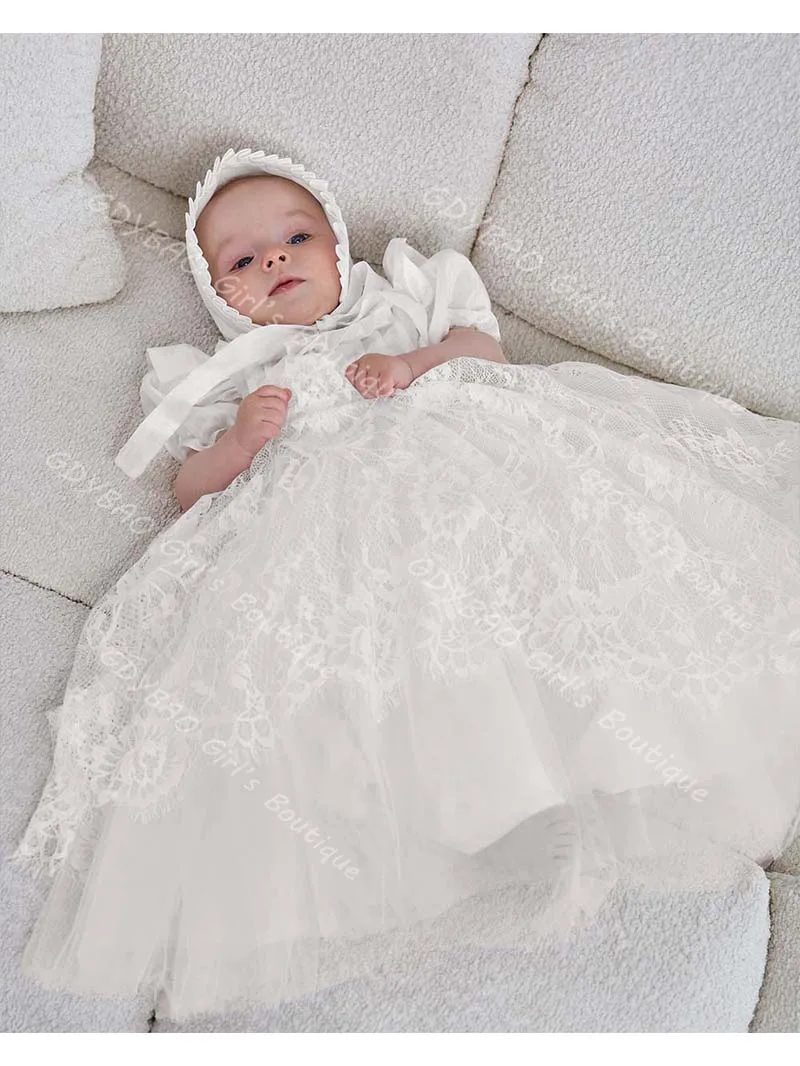 الرضع فستان التعميد 2 قطعة الدانتيل الأبيض فستان المعمودية بونيه مجموعة مع الشريط قصيرة الأكمام حديثي الولادة زهرة الفتيات رداء مخصص