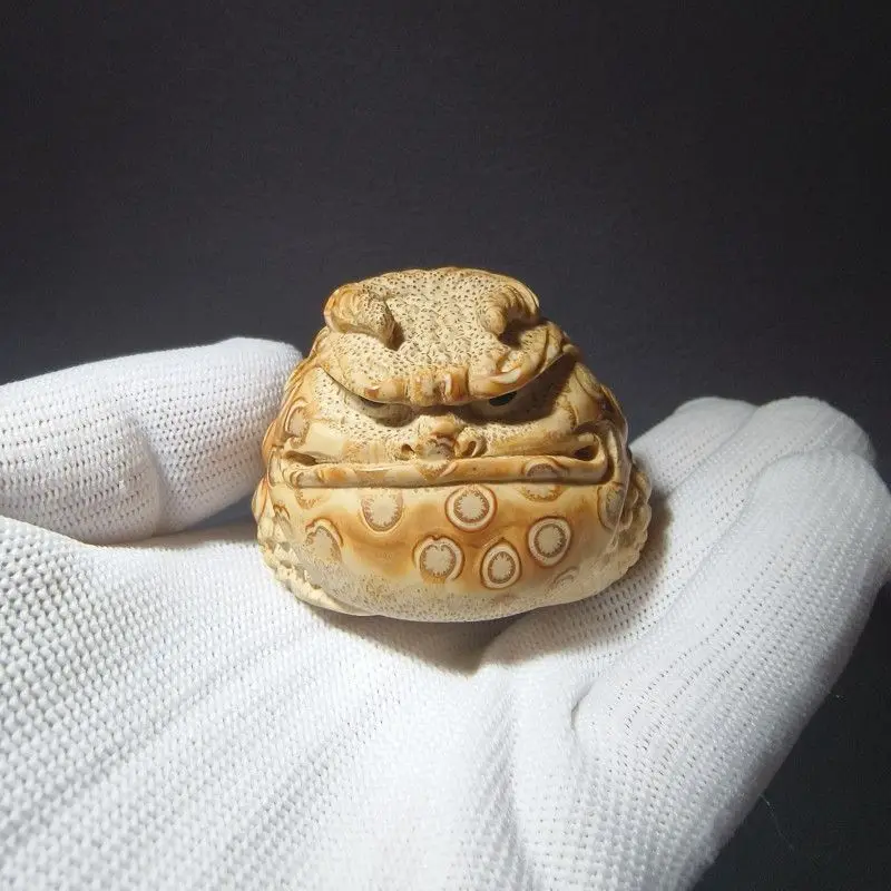 

Hand-carved old material Niu Mo Golden Toad Wen Play handle ornament