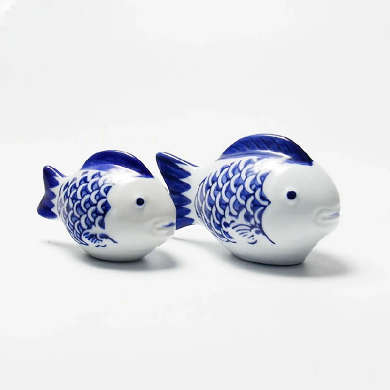 Underglaze blue and white porcelain size carp desktop ornaments floating ceramic fish crafts in water