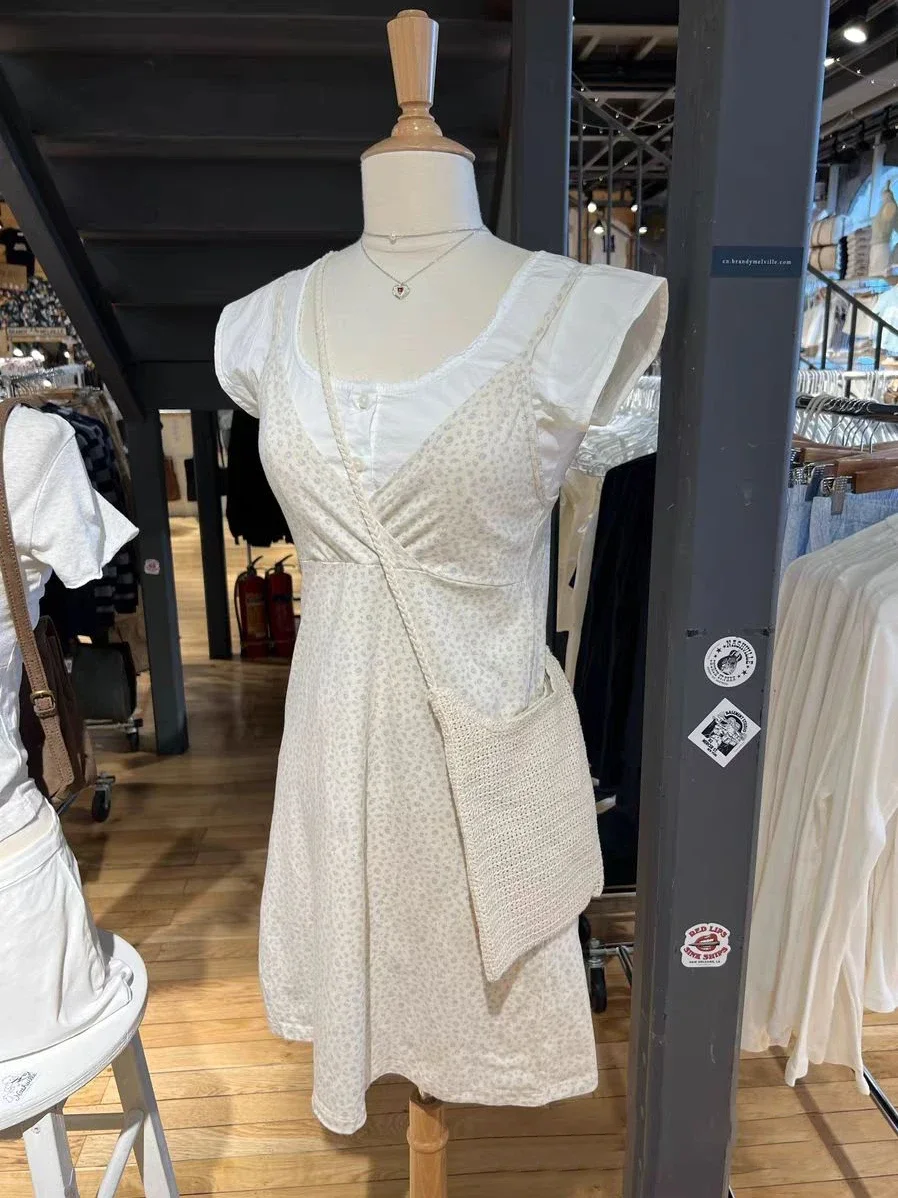 ชุดเดรสสั้นพิมพ์ลายดอกไม้ผู้หญิงเซ็กซี่ V คอแขนกุดฤดูร้อนสั้นชุดลำลองสตรีทแวร์สไตล์พรีปปี้ชุดเดรส