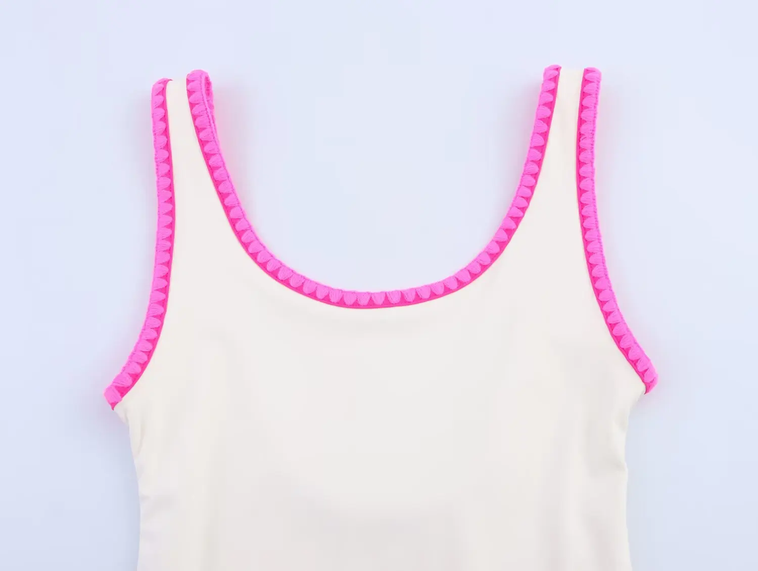 2025 ฤดูร้อนใหม่ของผู้หญิงแฟชั่นลําลองสีชนเรียบง่ายสบายแขนกุดคอกลมชุดว่ายน้ํา