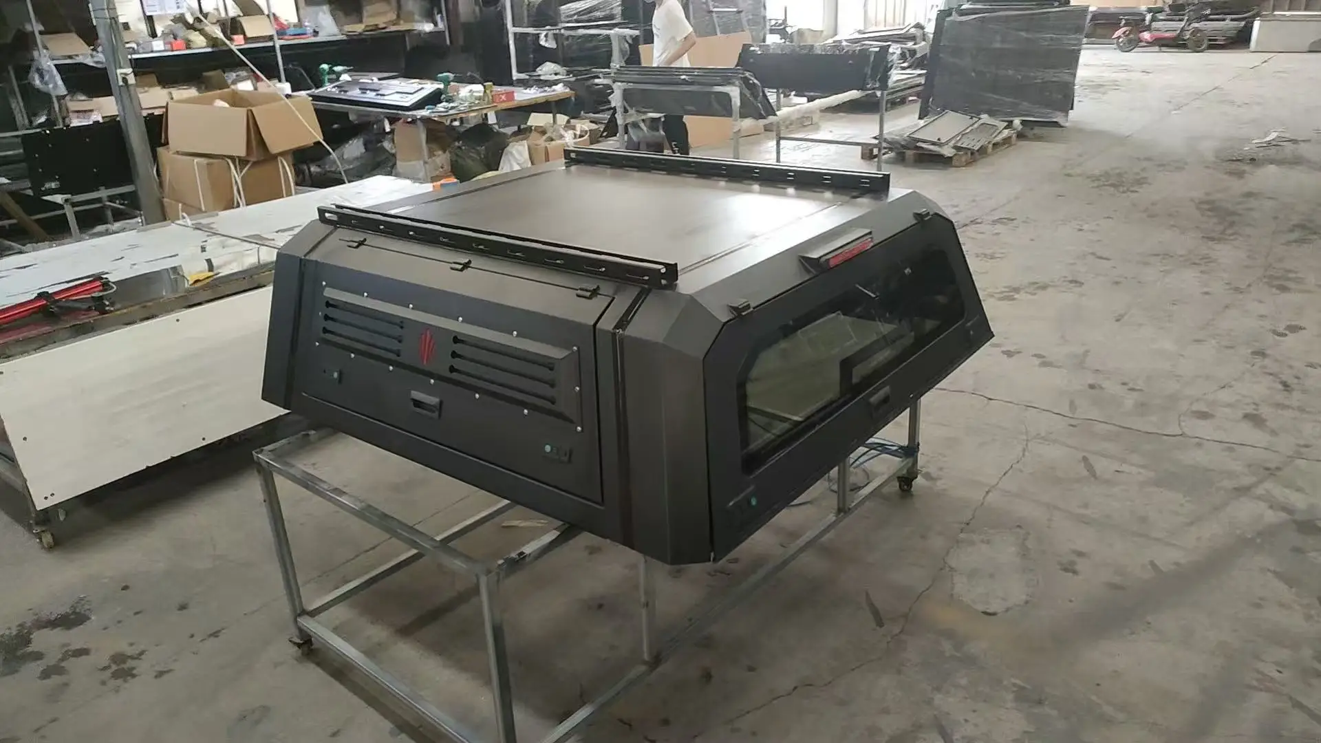 

Suitable for the hardtop and rear cover of the 2006 2500 pickup truck. Made of manganese steel.