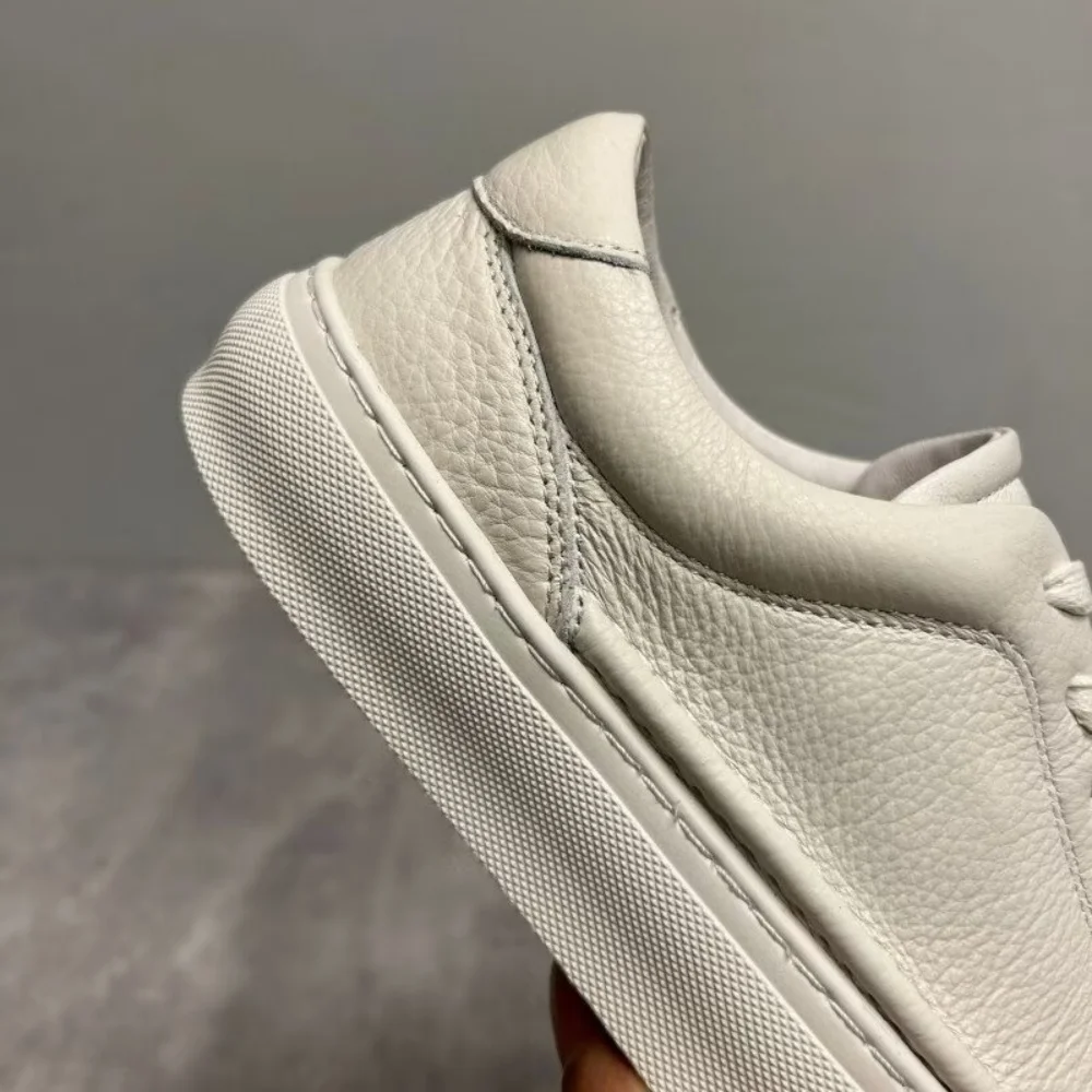 أحذية رياضية بيضاء من الجلد للرجال، أحذية كاجوال بنمط جديد للرجال، أحذية رياضية رجالية عصرية ومتعددة الاستخدامات وقابلة للتنفس