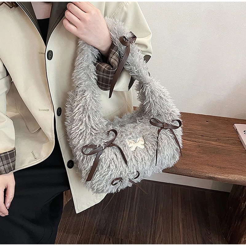 Flauschige Hobo-Schultertasche aus Kunstfell mit Schleife, minimalistische, lässige Handtasche mit Tragegriff für Damen, weiche Plüsch-Pendler-Tragetasche, Herbst/Winter – Detail 11