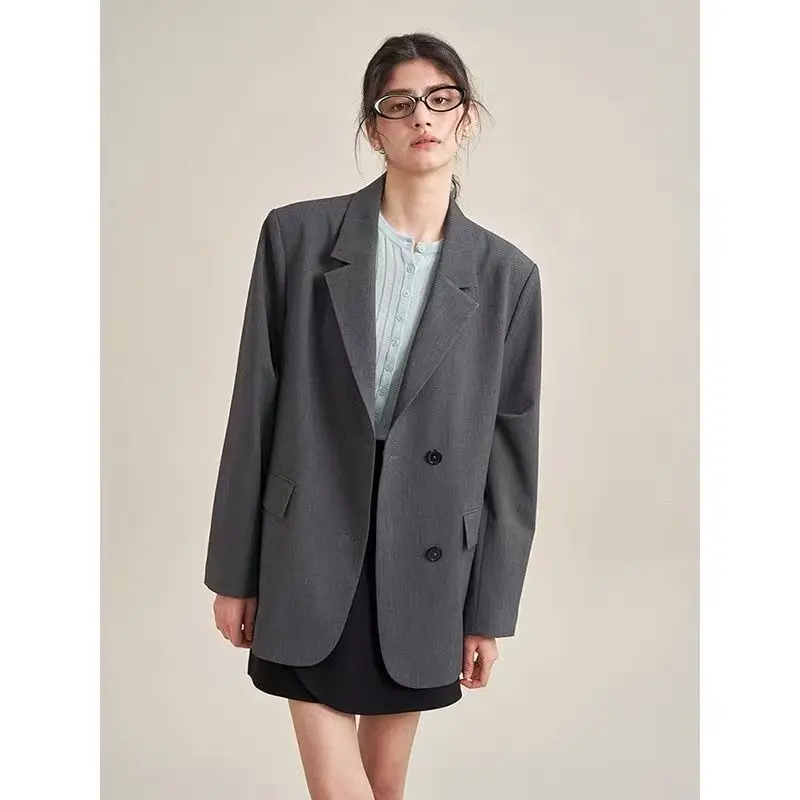 เสื้อสูทสีเทาทรงโอเวอร์ไซส์ สไตล์ชุดทำงาน หรูหรา ทรงหลวมสบาย ดีไซน์ไหล่ตกแบบดรอปโชว์เดอร์ กระดุมติดด้วยมือ ใช้ได้หลากหลายโอกาส