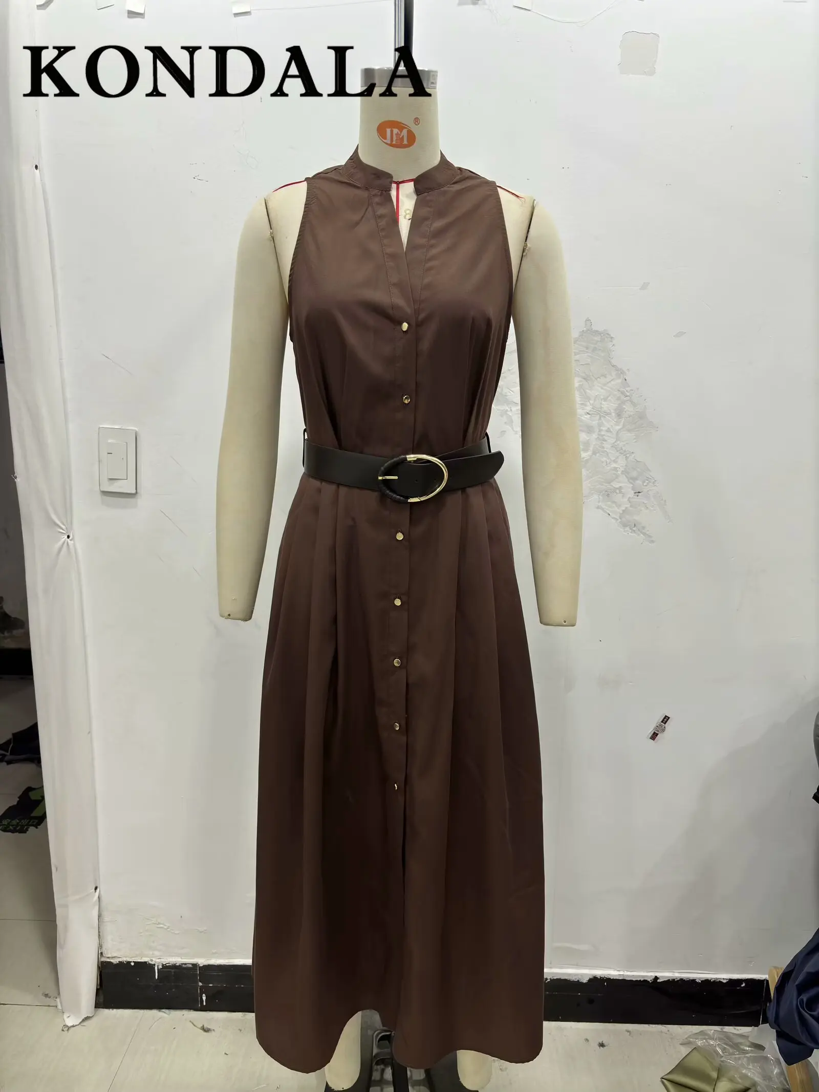 Kondala vintage marrom mulher vestidos único breasted sem mangas faixas vestido plissado moda 2025 verão streetwear vestidos longos