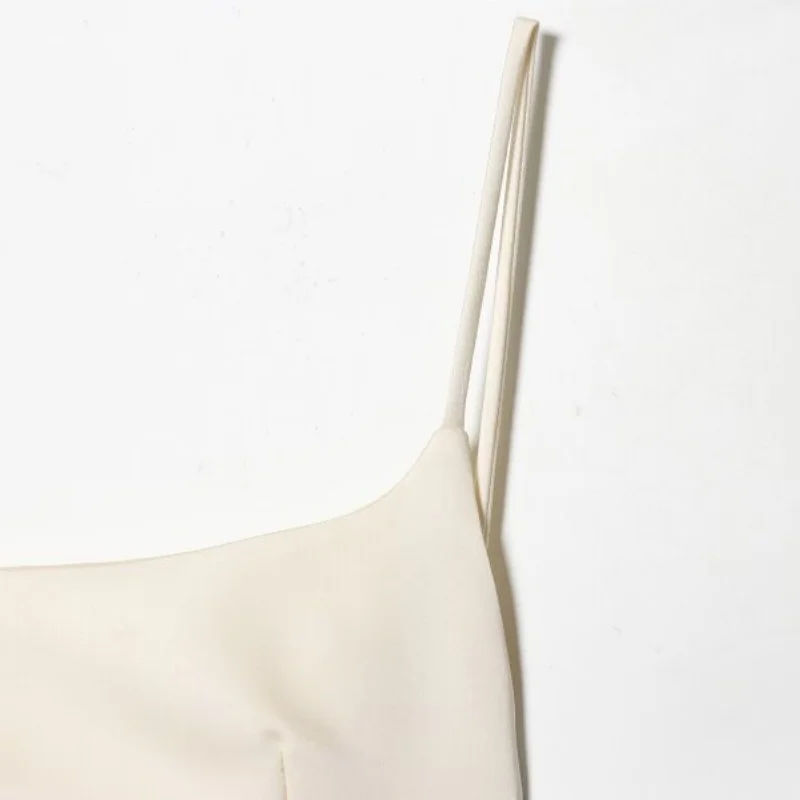 Damska letnia urocza prosta sukienka mini na ramiączkach spaghetti z satynowym wykończeniem i zdobieniami z piór.