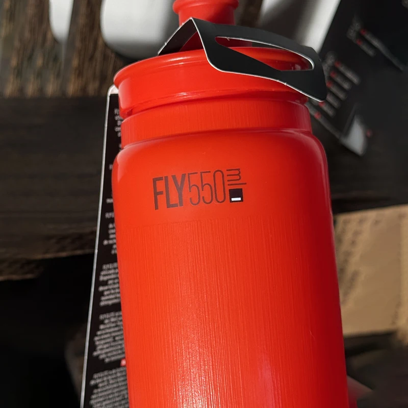Elite Fly Water Bottle 550/750ml Diameter 74 mm Plastic Material Different Solour Squeeze Formula Sporty Style Bike Bottle Cage