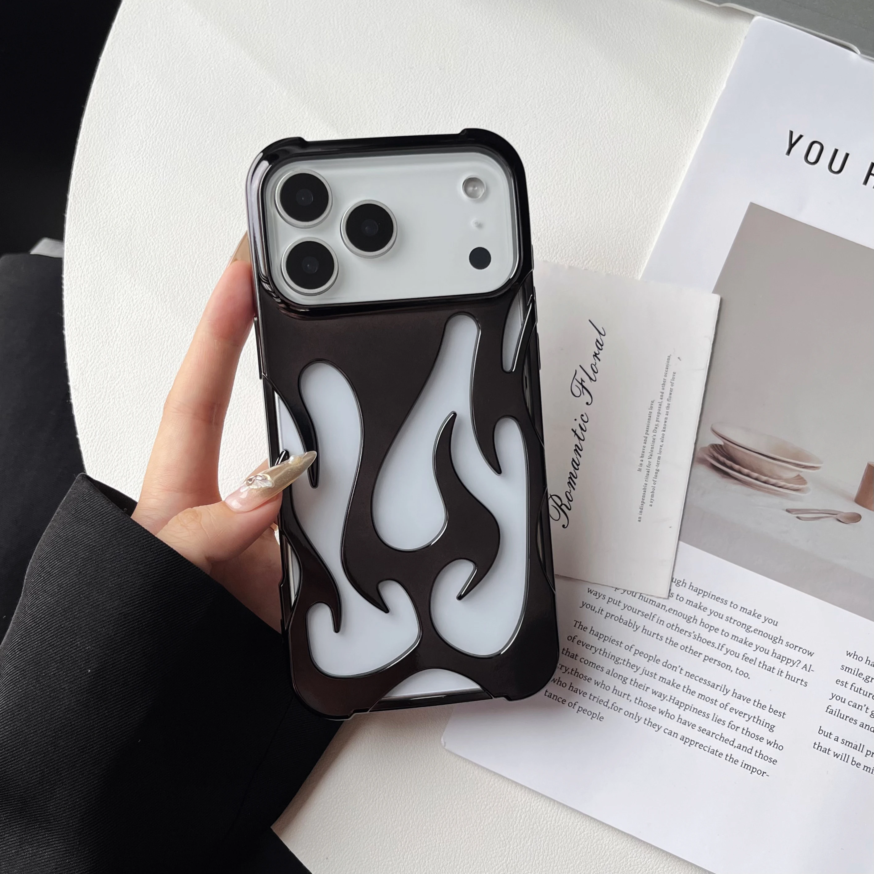 Luxuriöse 3D-Flammenmuster Hohle Schlanke Handyhülle für iPhone 18 17 16 15 14 13 12 11 Pro Max Air Stoßfeste Schutzhülle – Detail 5