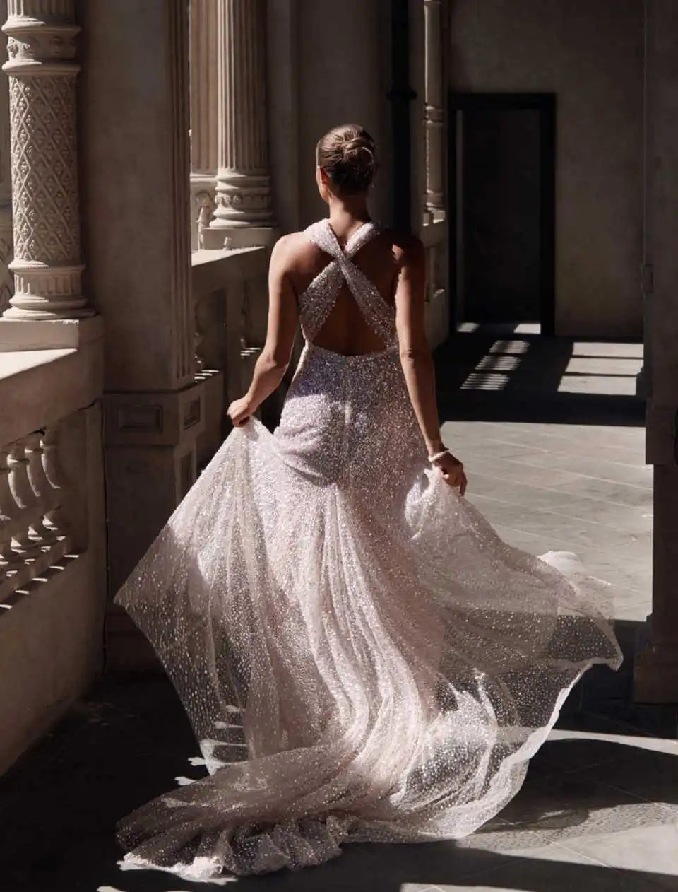 Unikalne suknie ślubne Linia A Halter Cekiny Bez rękawów Bez pleców Do Podłogi Panna Młoda Vestido De Noiva Dostosowane