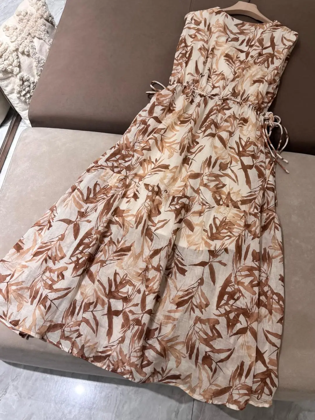 ชุดเดรสผ้าป่านผู้หญิงคอวีและเอวสําหรับกระชับสัดส่วนอารมณ์หรูหราและโรแมนติก