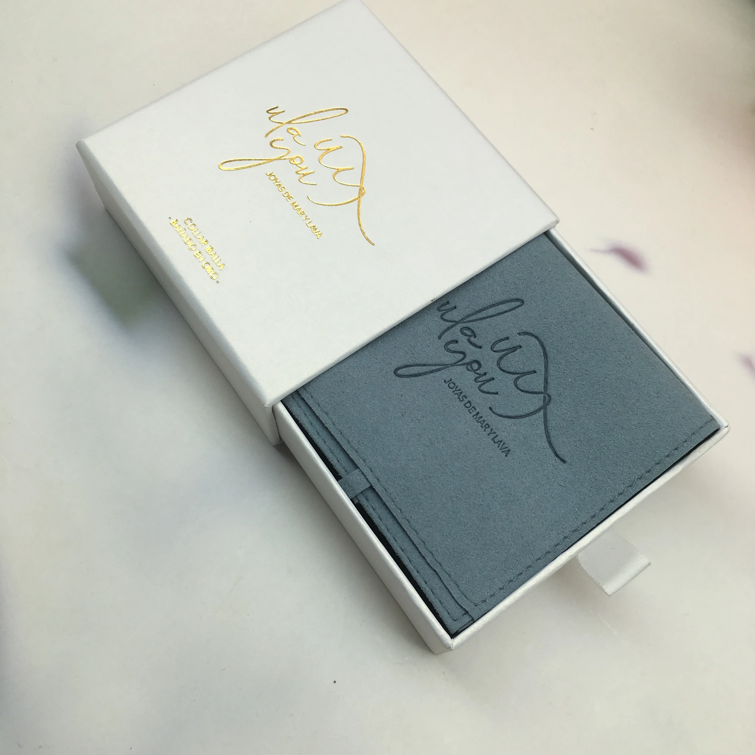 

100Sets Custom Logo 9x9x2.5cm Beige Drawer Box With 8x8cm Microfiber Gift Packaging Pouch Earrings Ring Bag Necklace Stud Pocket