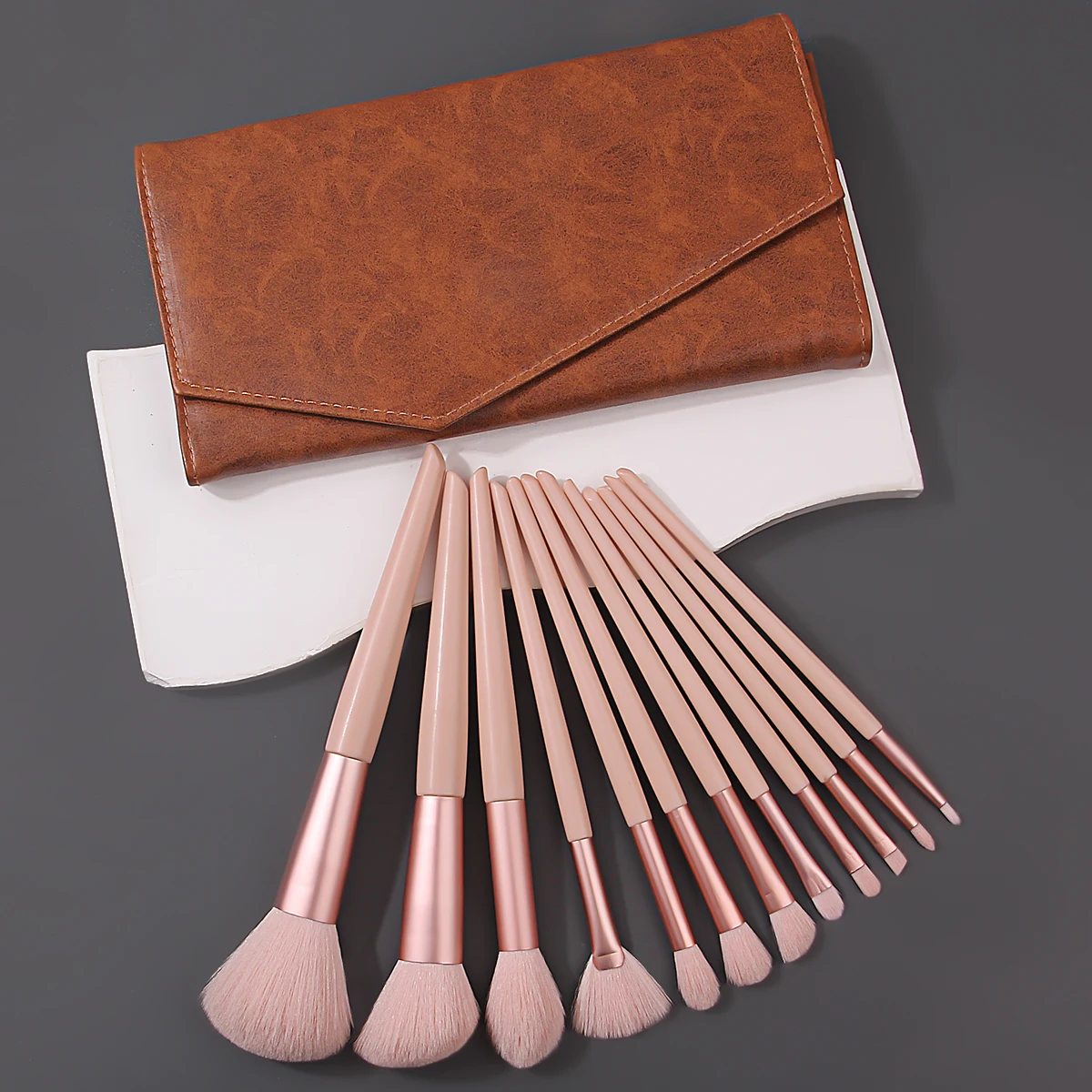 Das 13-teilige Make-up-Pinsel-Set mit hohem Erscheinungsbild ist eine multifunktionale Gesichtsbürste und eine tragbare Retro-Aufbewahrungstasche