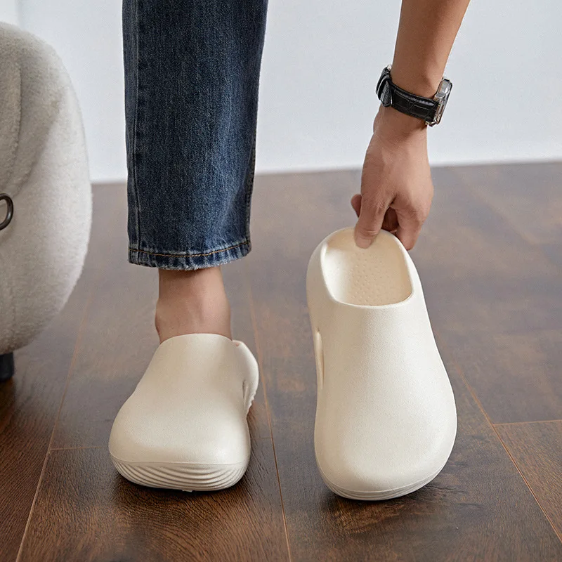 

2025 new men's bread hole slippers with thick sole, anti slip, and a sense of stepping on feces for outdoor cooldown