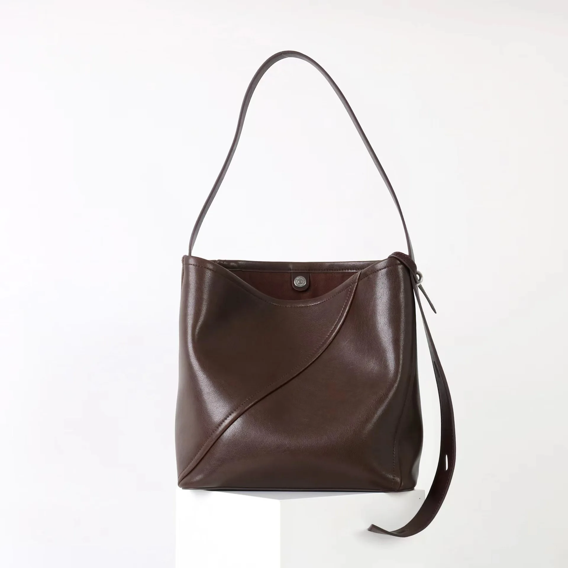

split leather women's bucket bag 2025 new large capacity stitching commuter mother child bag fashion one-shoulder crossbody bag
