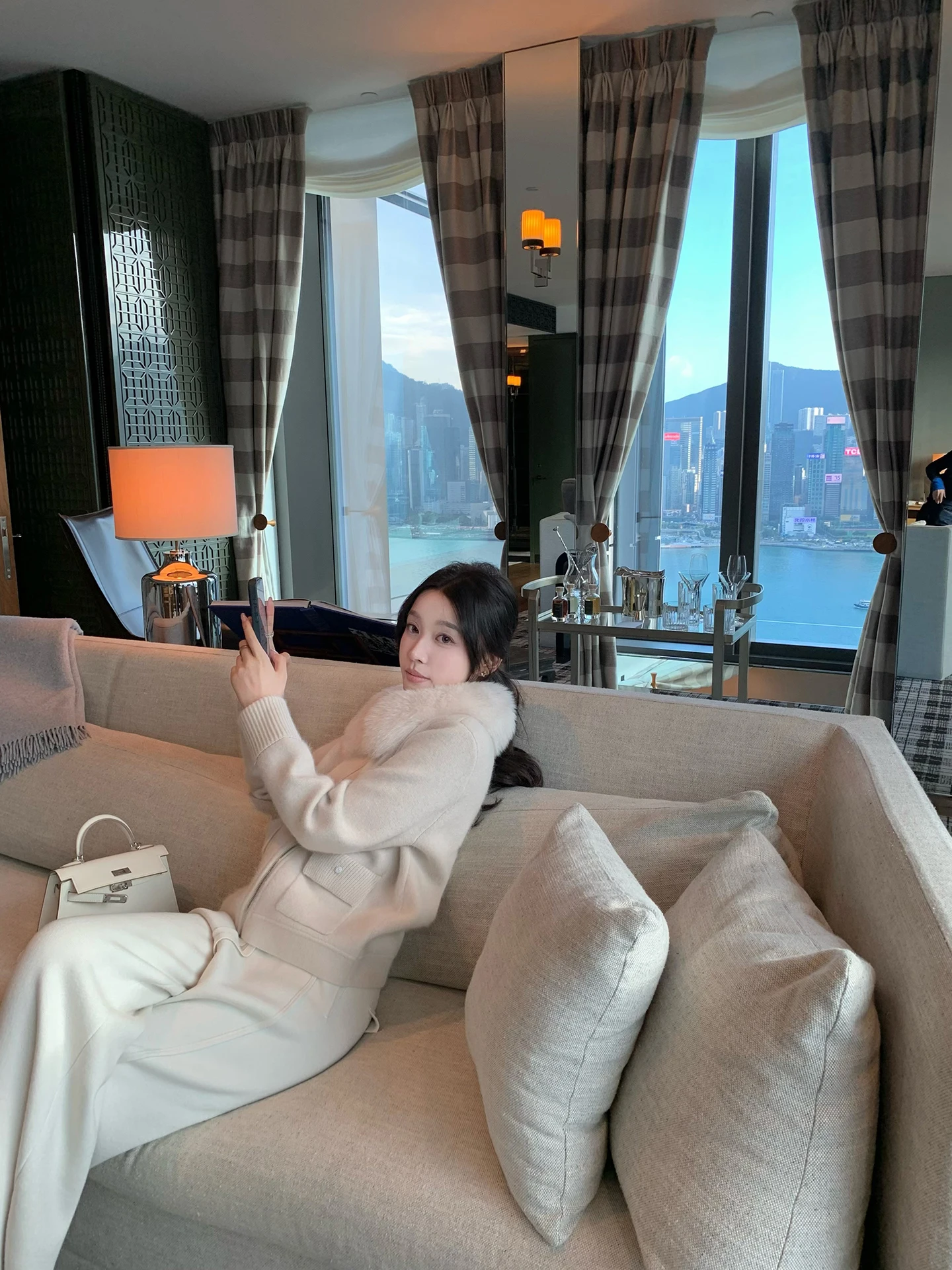 

Женский вязаный кардиган Cchen на молнии с двумя карманами и меховым воротником для осени и зимы, прямого кроя, для повседневной носки