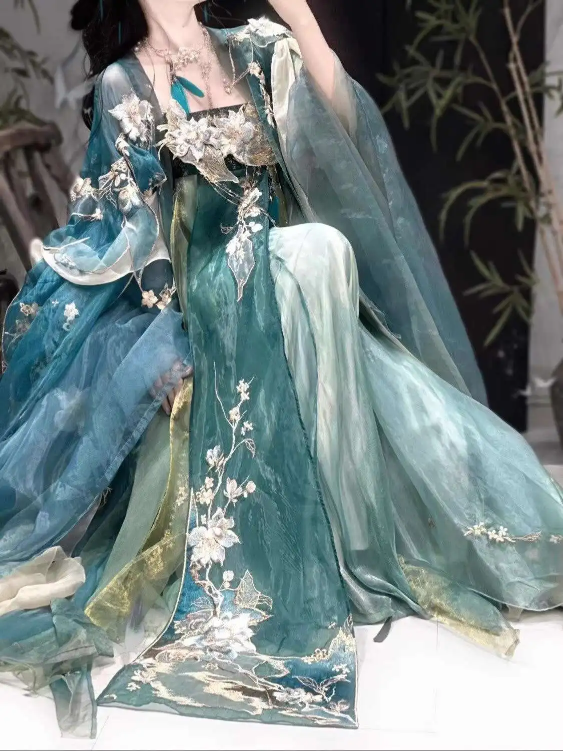 

Women in Hanfu[cassiabark tree]Heavy Embroidery Large Sleeve Shirt Chest-High Hezi Skirt Twelve Flower God Series Spring Summer