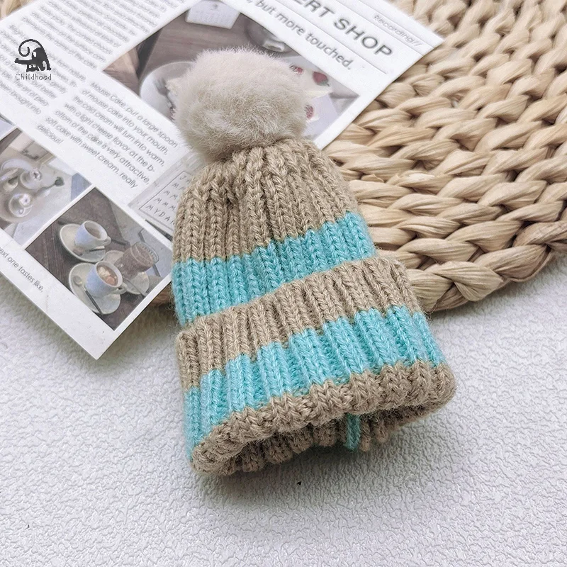 2Pcs Cute Dollhouse Miniature Fashion Curled Edge Knitted Beanie Hat Cap With Hairball Doll House Decoration Dolls Accessories