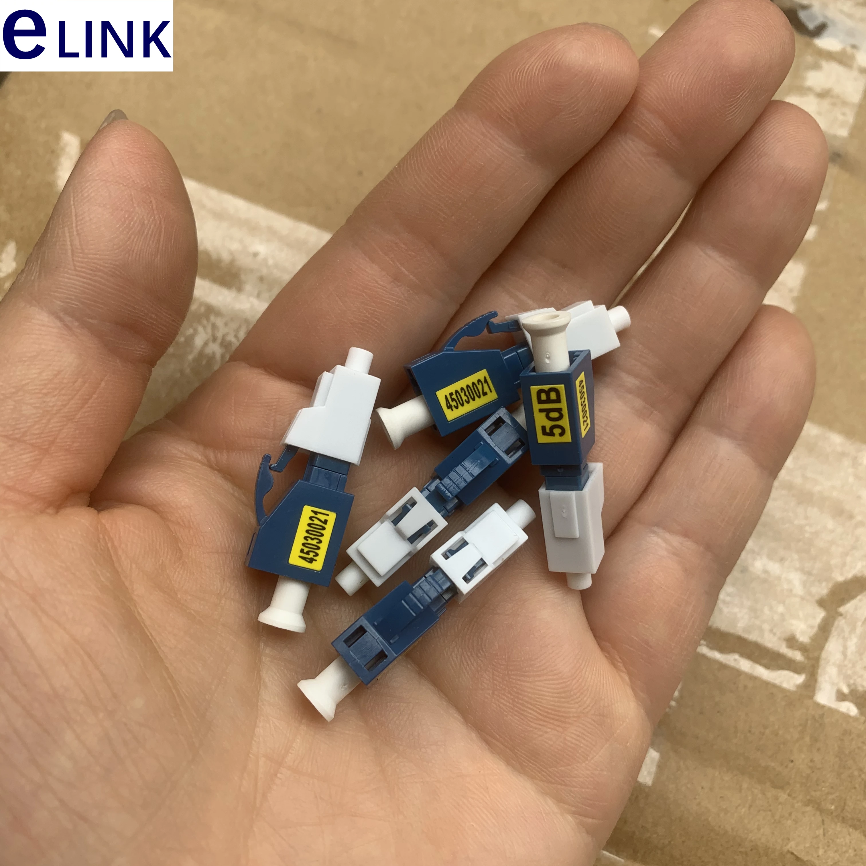 المخفف الألياف LC/UPC 5db أنثى إلى ذكر المكونات نوع SM FTTH الألياف البصرية LC UPC 5db المخفف مبيعات المصنع ELINK 50 قطعة