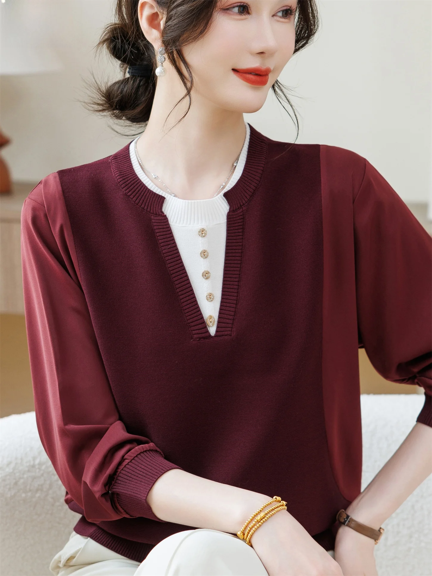 

Весенняя модная вязаная футболка для женщин среднего и старшего возраста, с цветными вставками, стандартный крой, теплая, подходит для повседневной носки.