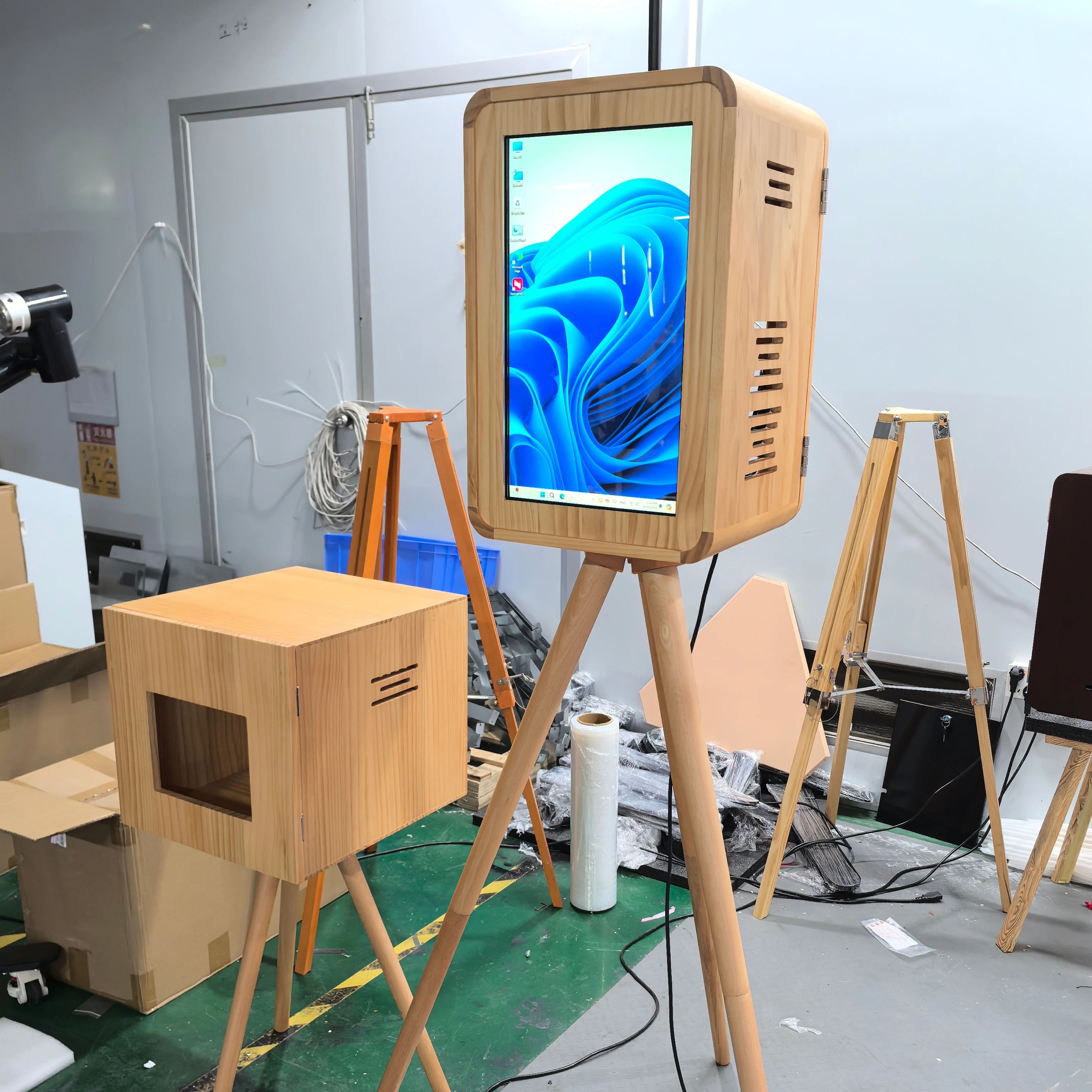 Drewniane lustro do selfie, fotobudka z ekranem dotykowym, kompatybilne z smartfonami i lustrzankami cyfrowymi.