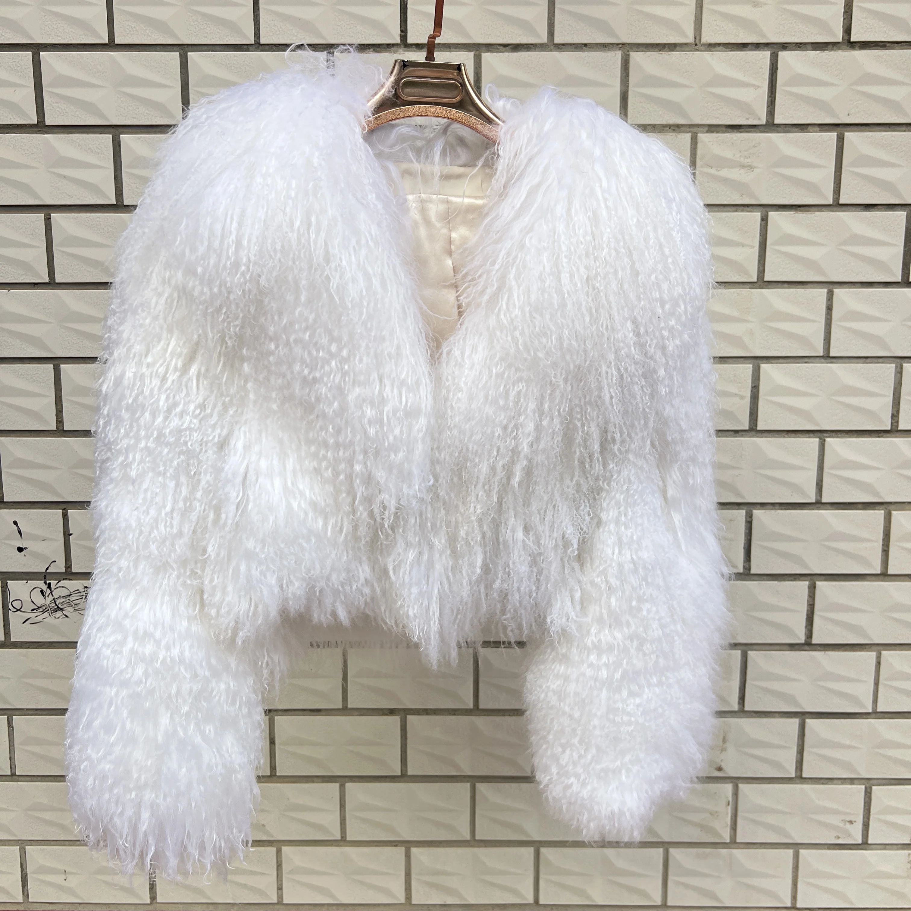 سترة نسائية شتوية من Aulande معطف فرو حقيقي للنساء شتاء دافئ 100% خروف منغولي طبيعي أبيض قصير من جلد الغنم عالي الجودة