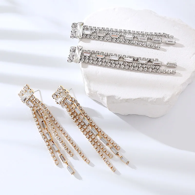 Fashion earrings, long claw chain, fringed earrings, earrings, women's high-end banquet, super flash full of diamond studs.