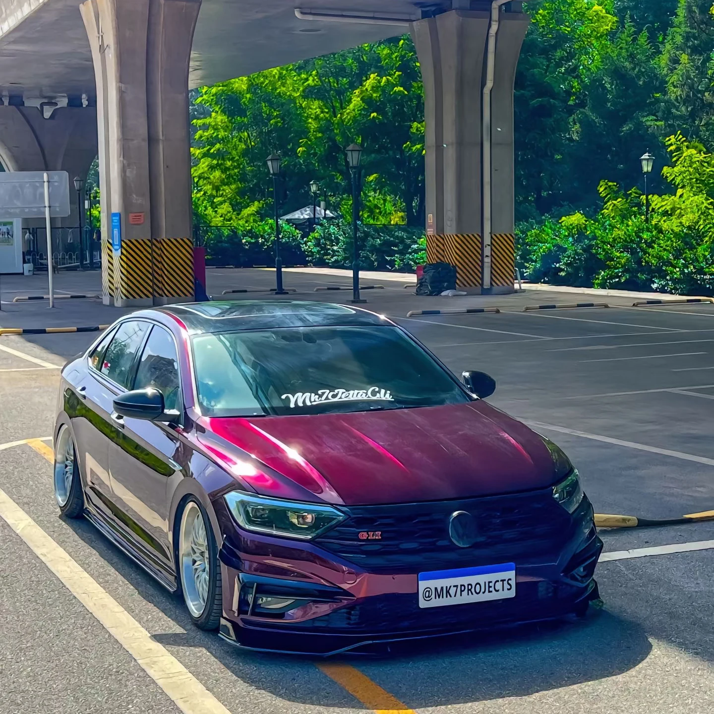 

PET Glossy Metallic Car Wrap Vinyl Black Red High-Quality Adhesive Auto Body Decal for Vehicle Customization