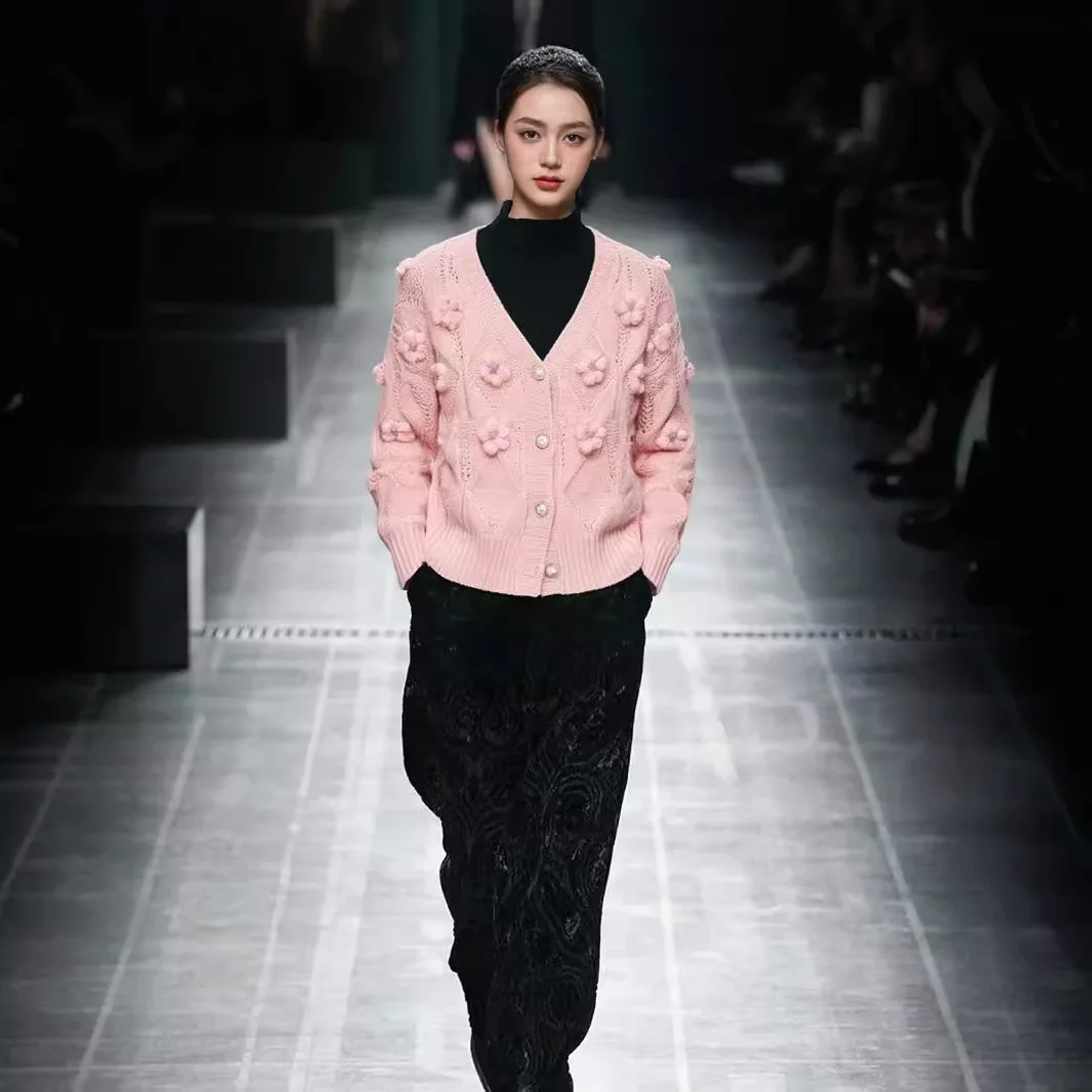 

Новый свободный вязаный свитер с объемным цветком и v-образным вырезом, кардиган на осень и зиму 2025 г.